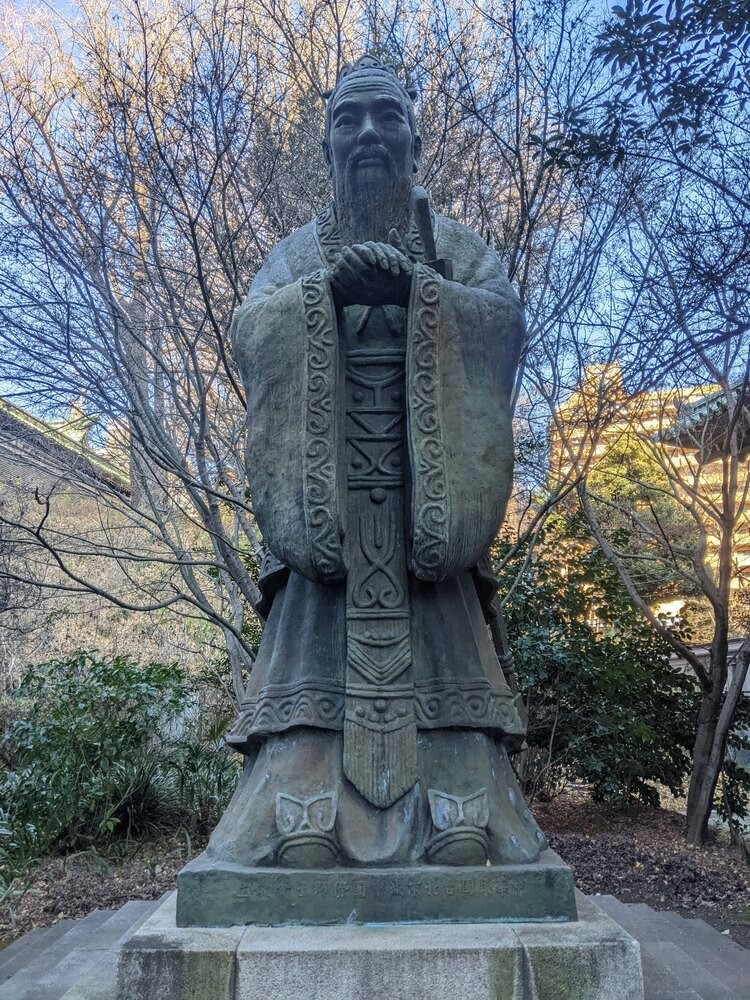 東京の湯島聖堂（昌平坂学問所）にある孔子像